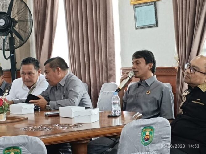 Yuli Sapang, bersama rekan sejawat di DPRD Kutai Timur